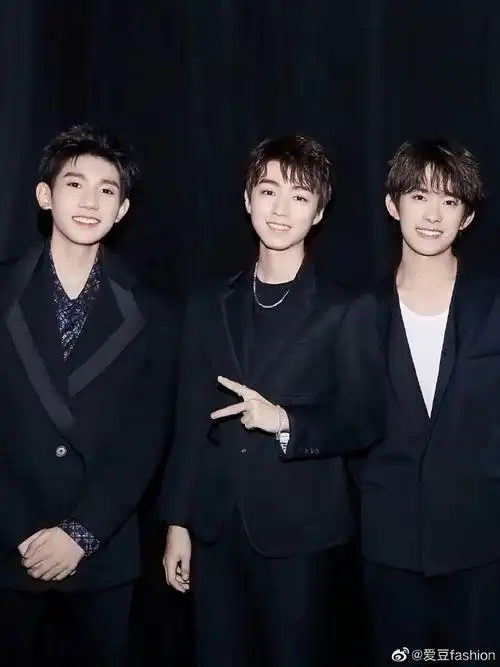 tfboys十周年演唱会开始招商橙海,蓝海,绿海,红海,王俊凯,王源,易烊