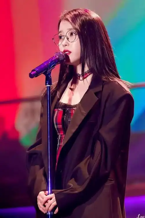 iu李知恩首尔演唱会舞台照曝光戴圆框眼镜尽显知性轻熟魅力