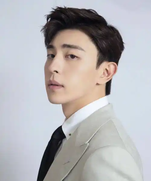 绅士男星邓伦时尚写真:优雅高贵,气质不凡