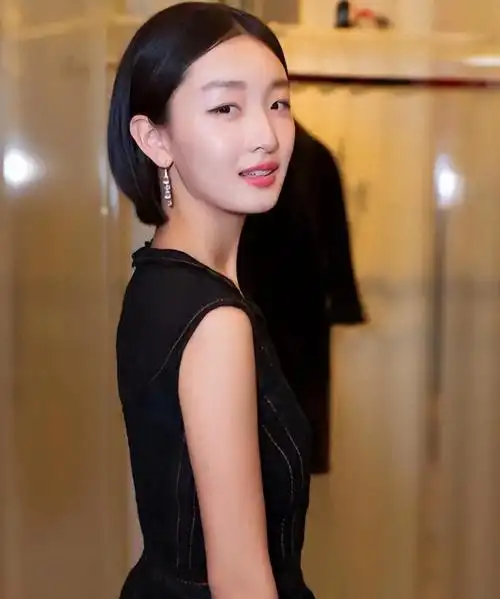 被评为最年轻的三金影后周冬雨不愧是越努力越幸运