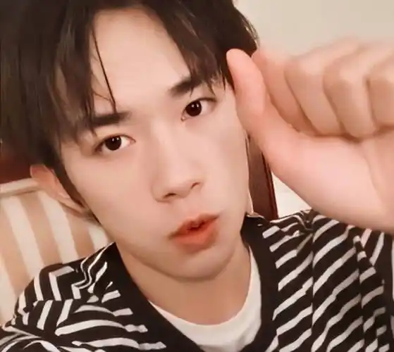 易烊千玺晒男友视角自拍,穿条纹衫素颜出镜,网友:颜值太逆天_视频
