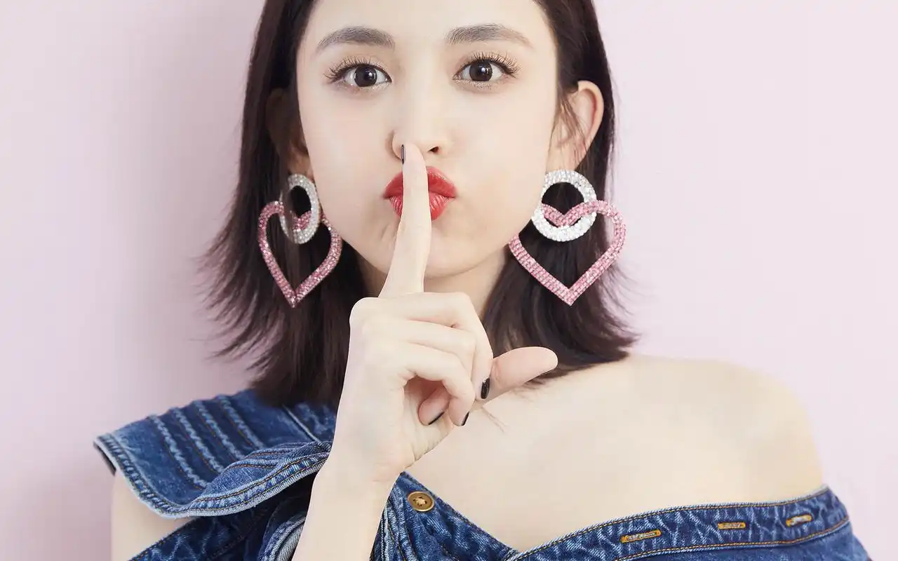 古力娜扎甜美俏皮写真桌面壁纸