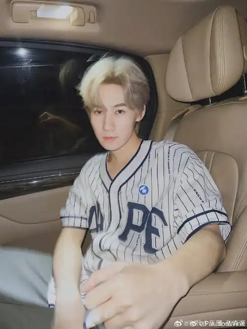 团新应援服#张真源金发直播,这个发色真的好适配啊,一整个惊艳到我了!