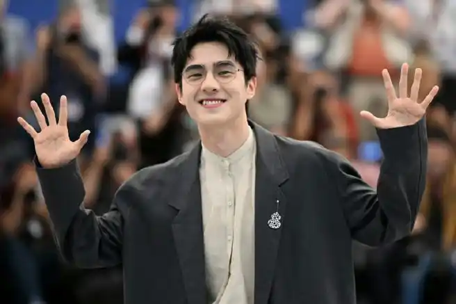 刘昊然淋雨笑得好开心