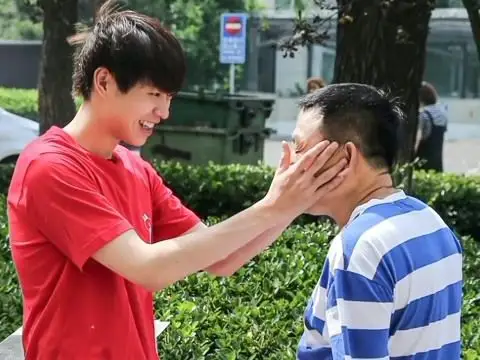 男人的家务日记之魏爸大秀针线活拯救羽绒被 魏大勋vr游戏逗爸妈