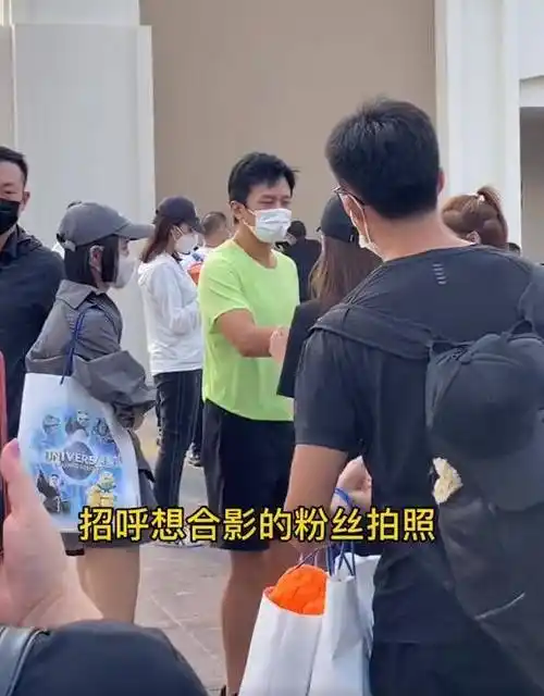 原创邓超牵妈妈手现身被偶遇主动和粉丝合照拉好感未见孙俪和孩子