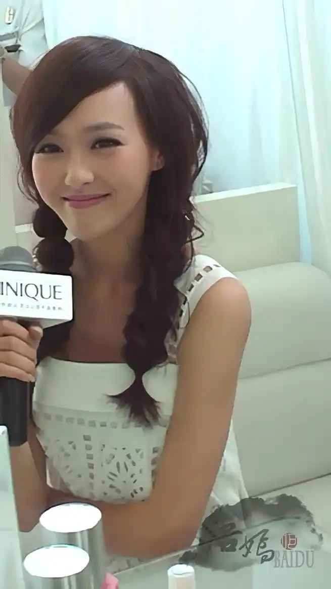 被唐嫣早年的照片美到了,这么非主流的辫子,她扎上就很好看