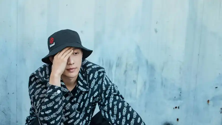 张艺兴晒帅气穿搭,印花夹克搭配渔夫帽,休闲风穿搭简约又时尚_高清