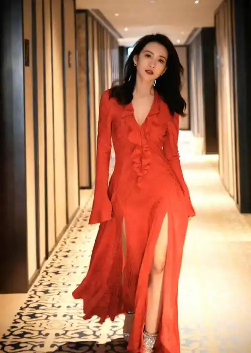 "玫瑰美人"王鸥红色时尚裙尽显艳丽本色,身材高挑,像美神降临