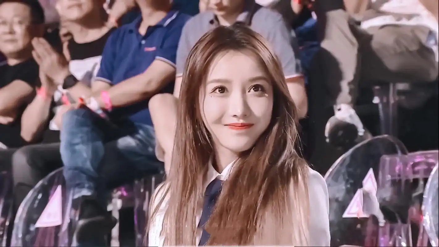 原创8岁丧父16岁火遍校园19岁被沦为笑柄姜贞羽艰难又幸运的24年