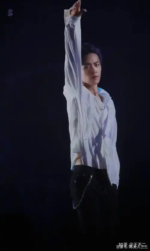 肖战穿着古装还围着腰带也能让大家注意到他的腰?到底多细?