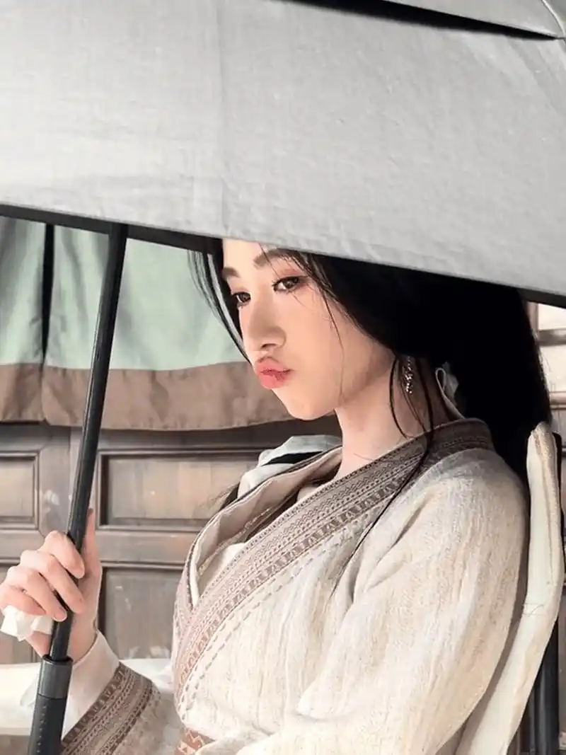 关晓彤古装撑伞vs鞠婧祎古装撑伞# 关晓彤鞠婧祎古装撑伞图96 脱