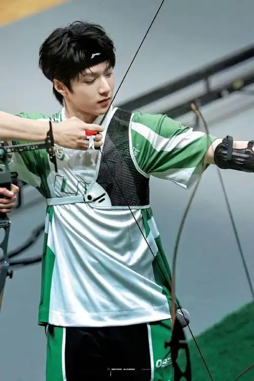 55帅气发带小狗060499#刘耀文脚受伤##tf家族运动会