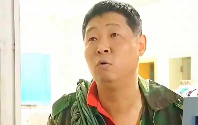 毛子疯狂追求梅静 #山城棒棒军,.影视解说