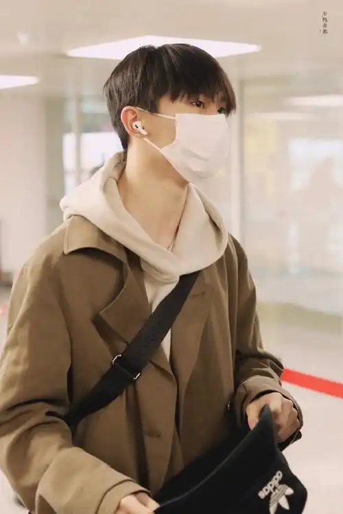 马嘉祺今日机场look一则,橄榄绿色风衣内搭连帽卫衣,造型简约大方,有