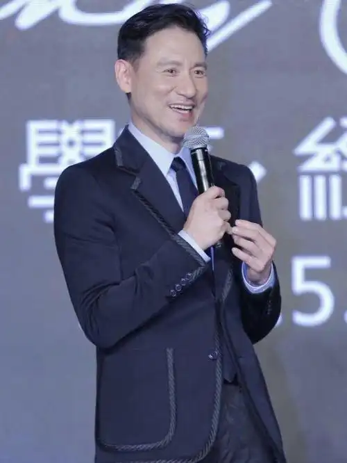 "歌神"张学友参加某活动的照片,镜头中,张学友身穿笔挺的西装,正面带