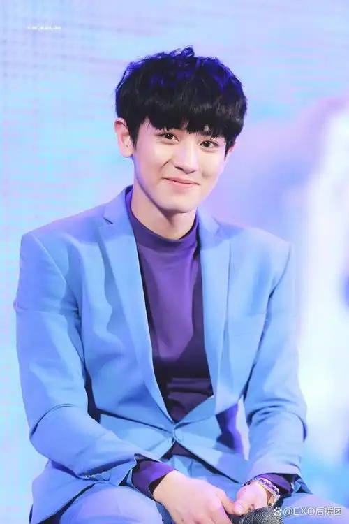 朴灿烈穿蓝色西装尽显优雅个性,剪裁得体勾勒挺拔身姿