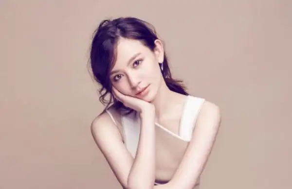 她是正午阳光老演员,有剧抛脸却能hold住各种角色