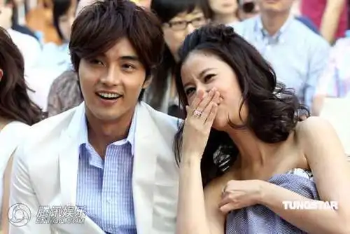 林心如上下防走光 与贺军翔"咬耳朵"