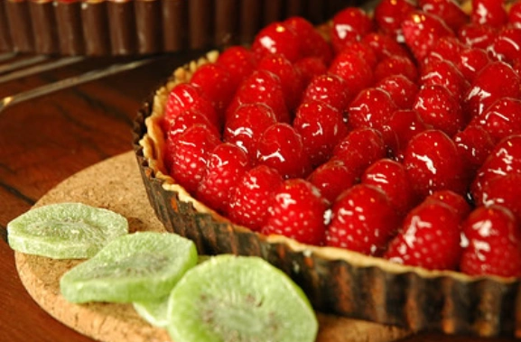 这个看上去都很甜,颜色也很鲜艳,草莓看上去晶莹剔透的感觉,看着都想