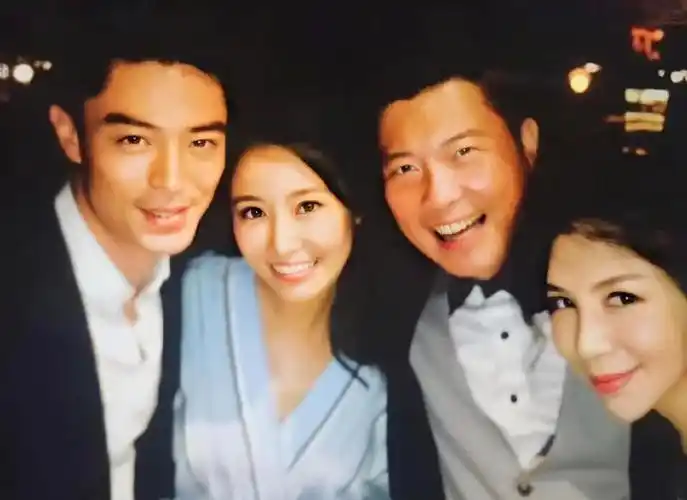 林心如霍建华挨着一起合影,看着剧超级幸福啊!