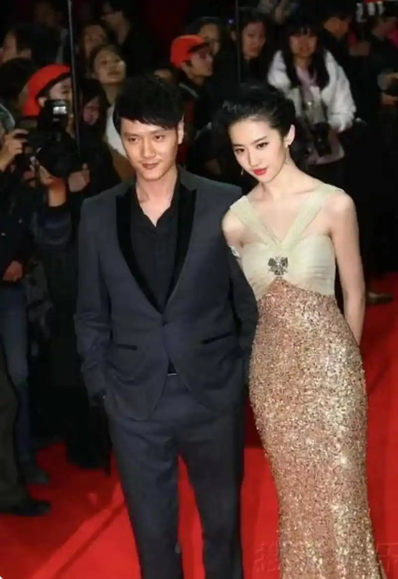 刘亦菲冯绍峰出席颁奖典礼,刘亦菲美得一塌糊涂,两人看上去非常的养眼