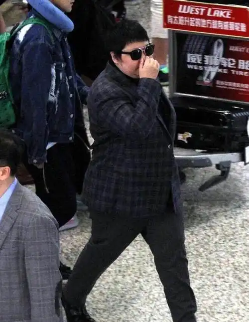 还是皮衣酷!韩红瘦身成功穿皮衣走机场,身高差点意思气场是真足