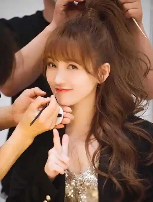 金莎中年造型判若两人,能否再次翻红?