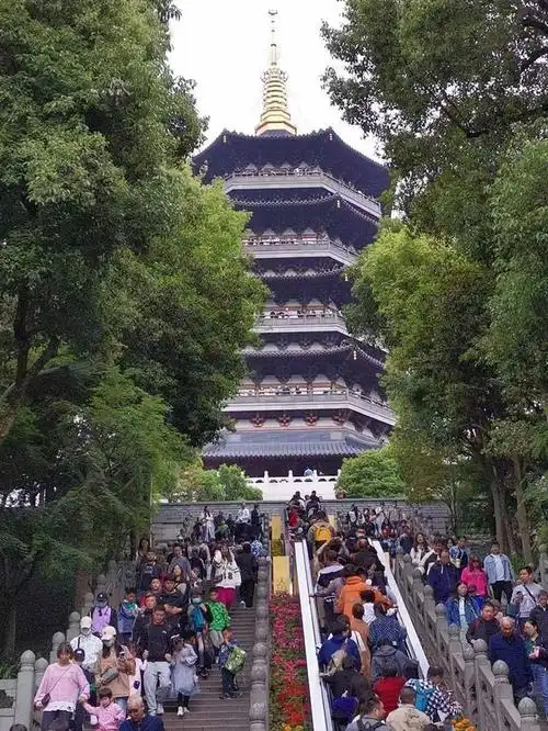 据《杭州网》报道,截至下午5点,2023年"五一"小长假第一天,西湖景区