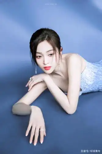 吴宣仪渐变蓝色礼服,修长傲人身材令人心动!