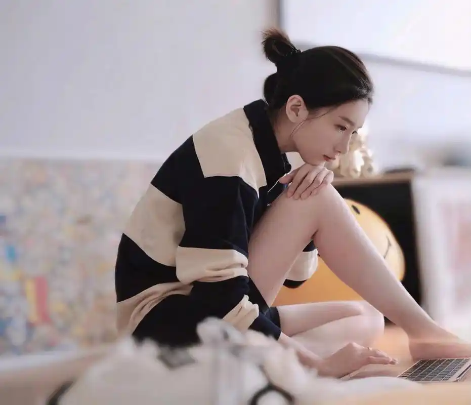 江疏影居家生活照,家里还养了狗98.#女明星# #娱圈新动向# #美女