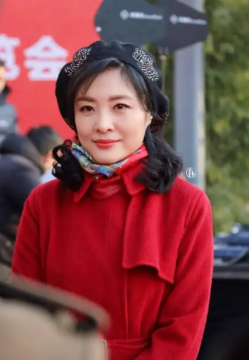 50岁周涛实力演绎女明星寒冷天气的户外穿搭包裹严实照样美如少女