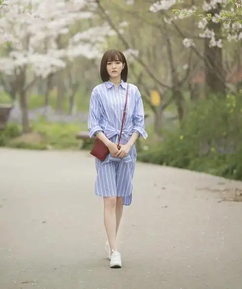 这不,前段时间播出的《时间都知道》唐嫣更是凭借自己的少女颜值,学生