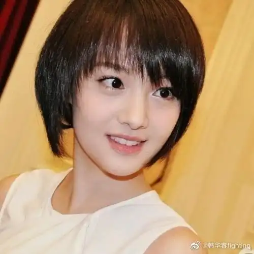 刚出道时的郑爽不仅漂亮还有灵气,清纯可爱宛如邻家女孩!