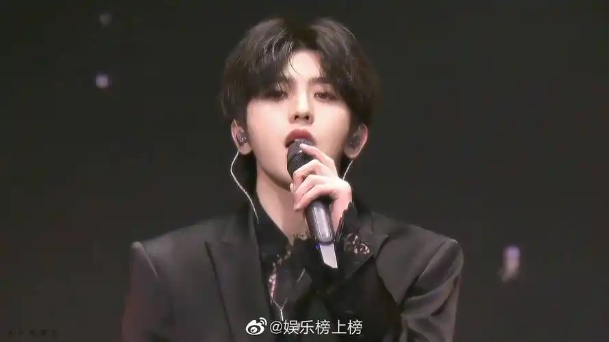 论黑色西装与蔡徐坤的适配度偏分黑西装蔡徐坤猎杀时刻的开关