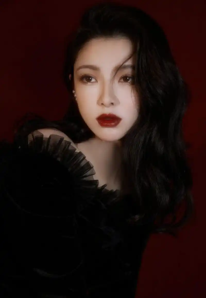 女生摄影:黑衣红唇