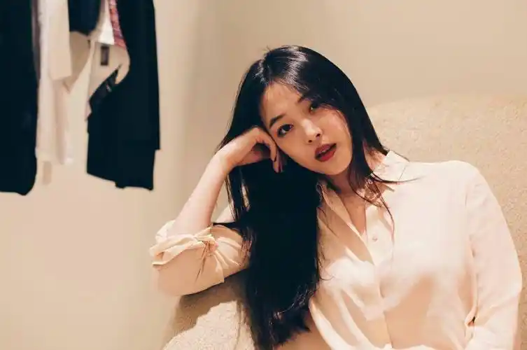 具荷拉悼念雪莉韩国女艺人崔雪莉家中身亡雪莉最后一条ins写了什么