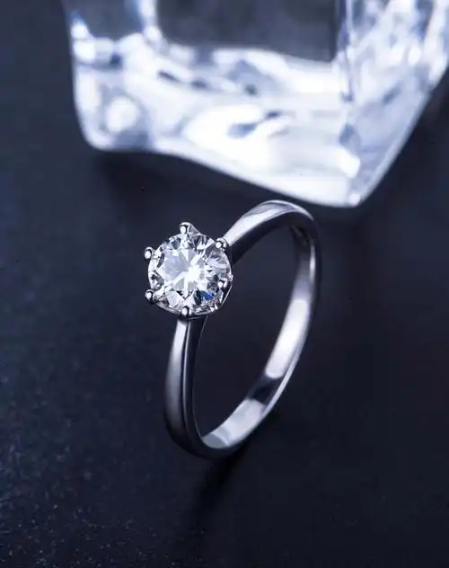 18k白金70分vvsh色经典六爪钻戒