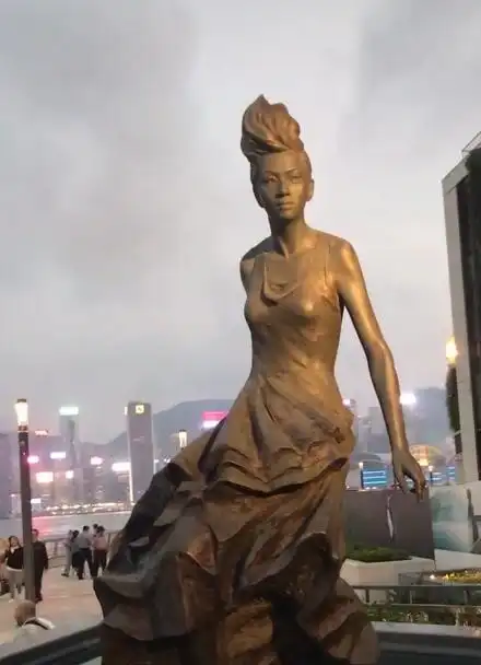 梅艳芳——她是香港的女儿,她属于美丽的维多利亚港湾,她是一颗耀眼的