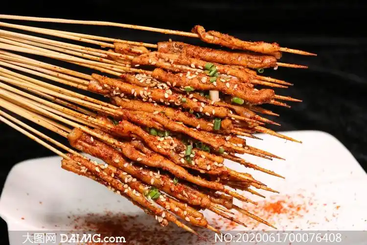 香辣烤鸭肠美味烧烤摄影图片