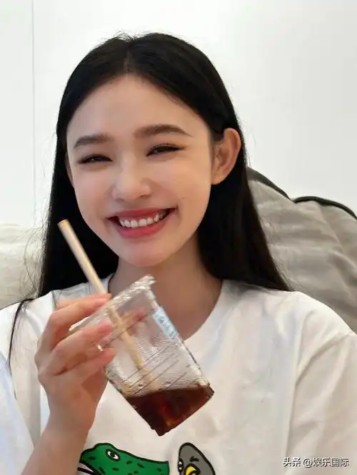 林允吃小龙虾辣到嘴肿表情鬼马可爱