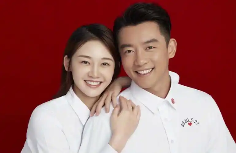 郑恺苗苗喜结连理官宣结婚大秀恩爱结婚照捂肚子意味深长