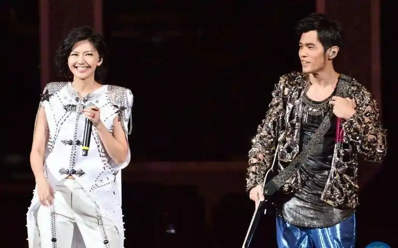 周杰伦孙燕姿从遥遥相望到同台演唱,突然想站cp是怎么回事!