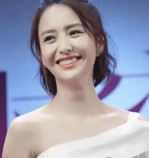 性的虎牙也一直是个亮眼的存在,梨涡 虎牙的组合让佟丽娅极具辨识度