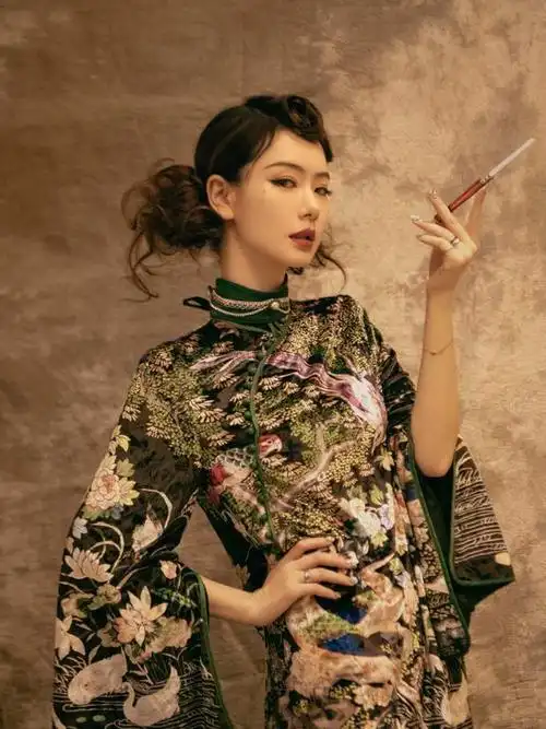 35岁戚薇真敢穿,旗袍开衩秀纤细长腿,抬腿瞬间好惊艳,让人心动