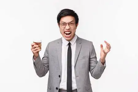 脾气,大喊大叫,发疯似地握紧拳头,捧着一杯可爱的充满希望的亚洲男人