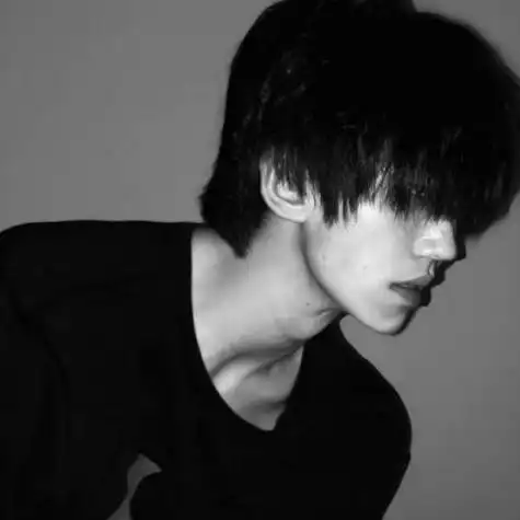 结局总是擦肩而过男生头像黑白伤感侧面头像