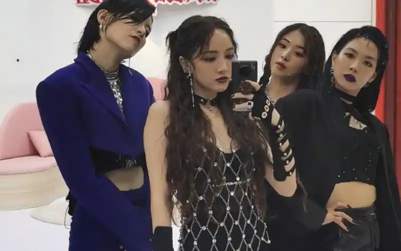 【乘风破浪的姐姐】孟佳模仿李斯丹妮 ,气质这块拿捏的极好哈哈哈