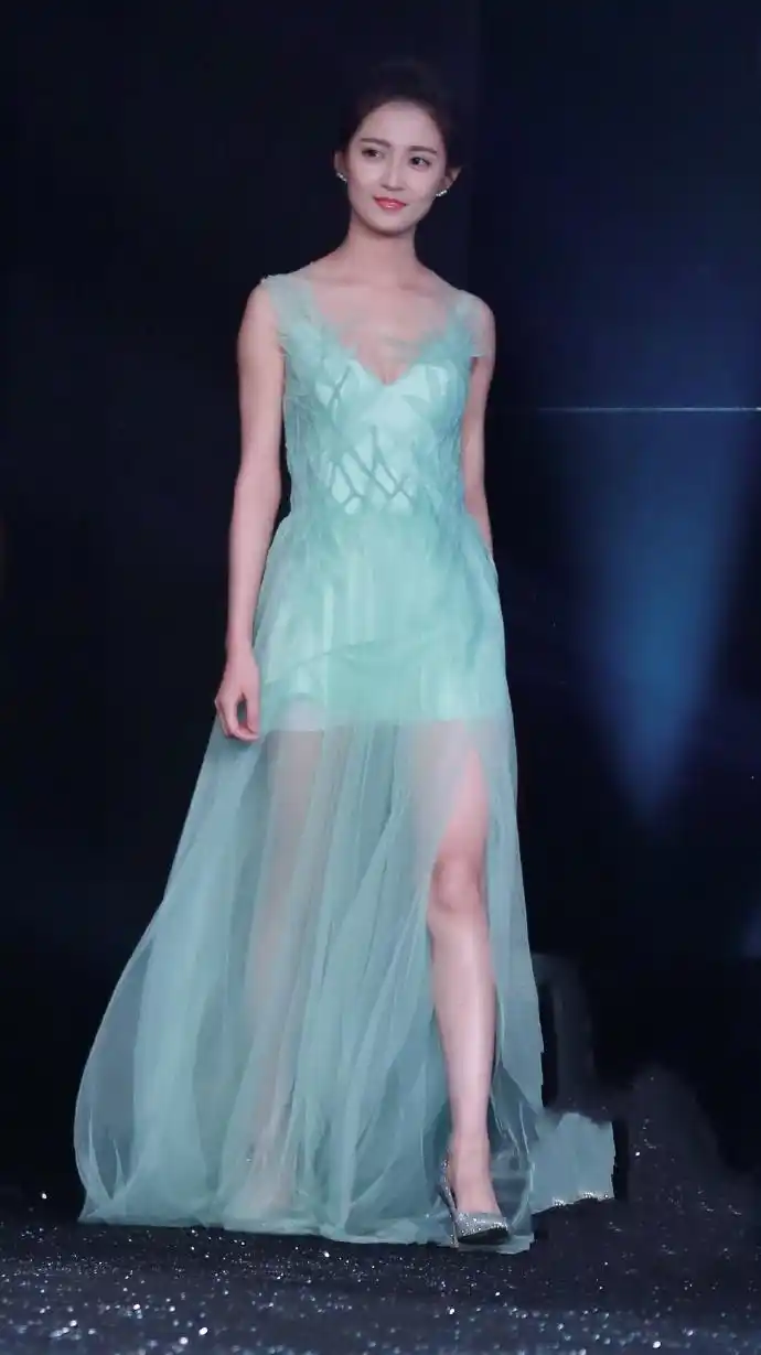 新赵敏扮演者陈钰琪现身街头网友仿佛看到了贾静雯年轻的样子