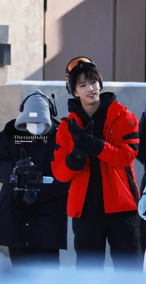 音符奏响人生信条#|#严浩翔护目镜雪地造型#猫猫的笑容比红色还温暖